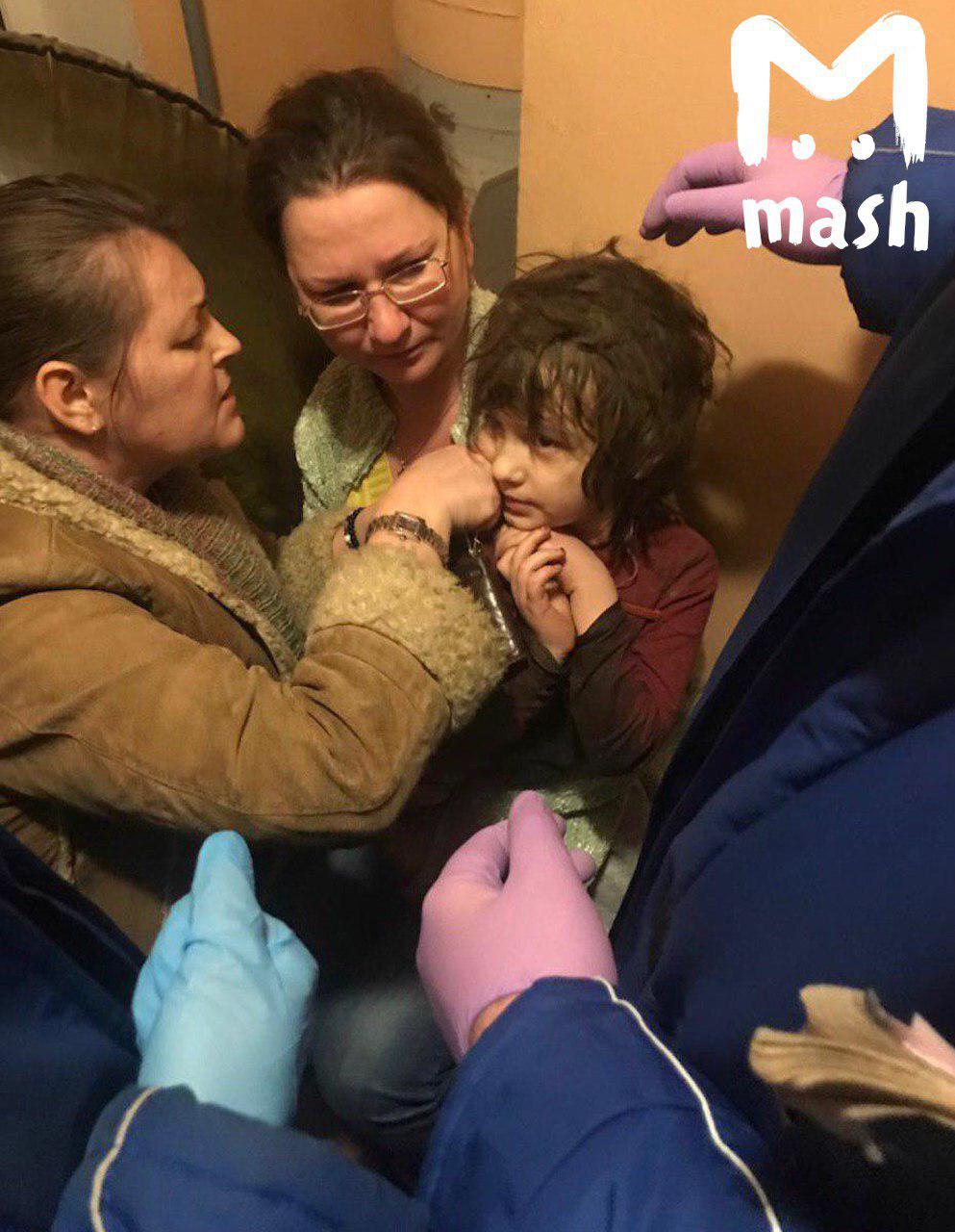 Жила в мусорной берлоге: найдена еще одна девочка-маугли (фото, видео)